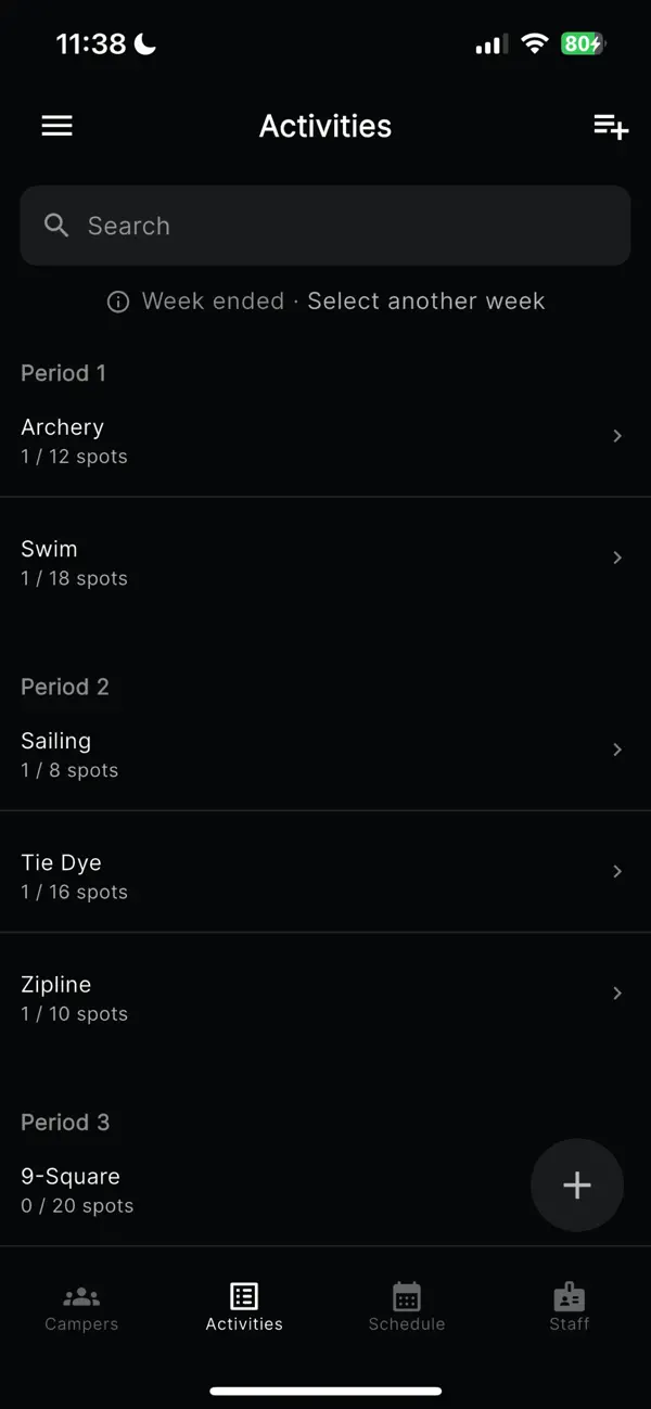 Pantalla de actividades de Camp Connect, con periodos y cupos para tiro con arco, natación y vela.
